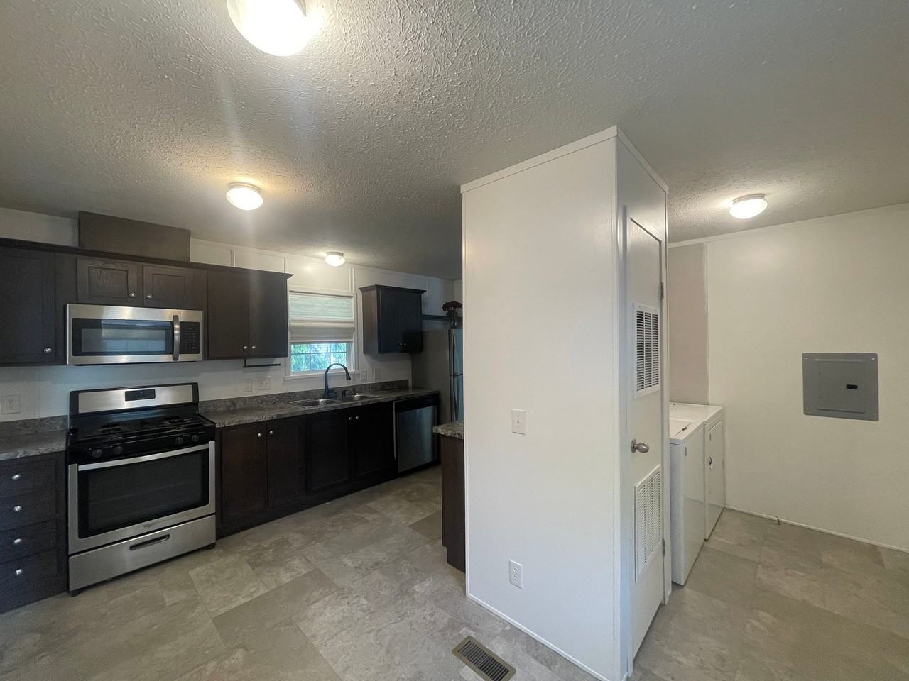 98 E Manor St - Photo 4 of 13