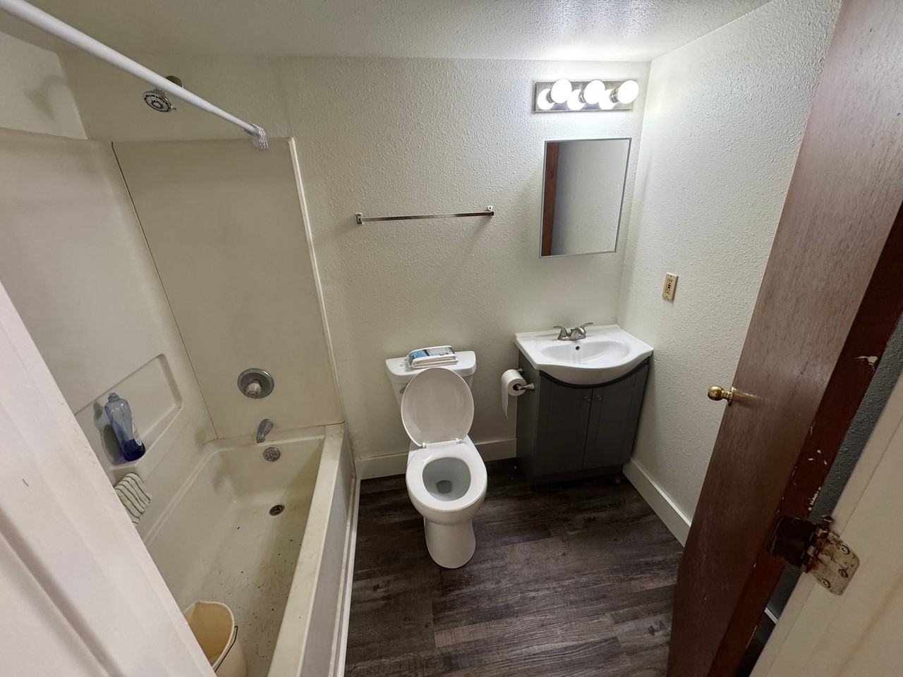 861 Vine St - Photo 2 of 4
