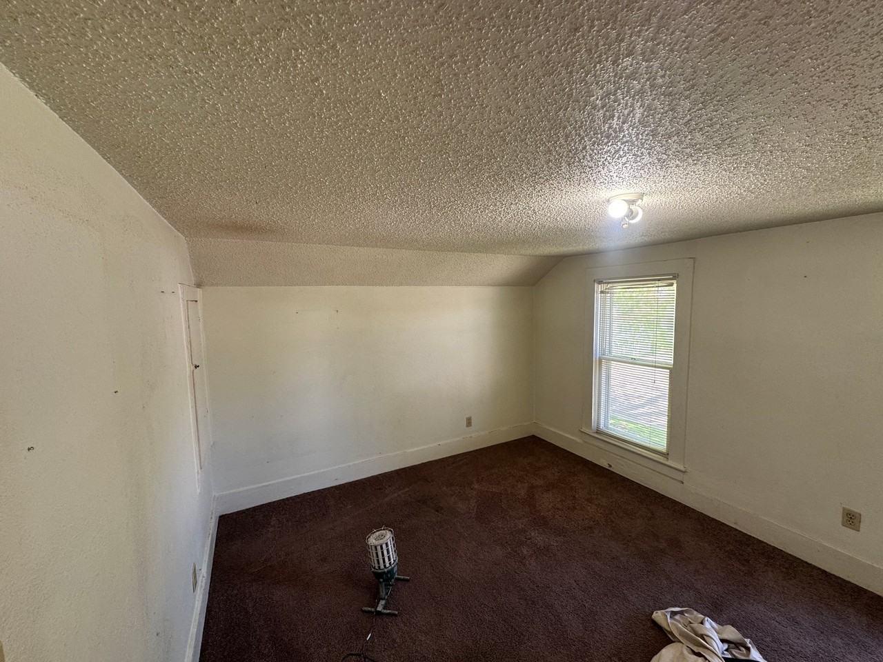 861 Vine St - Photo 3 of 4