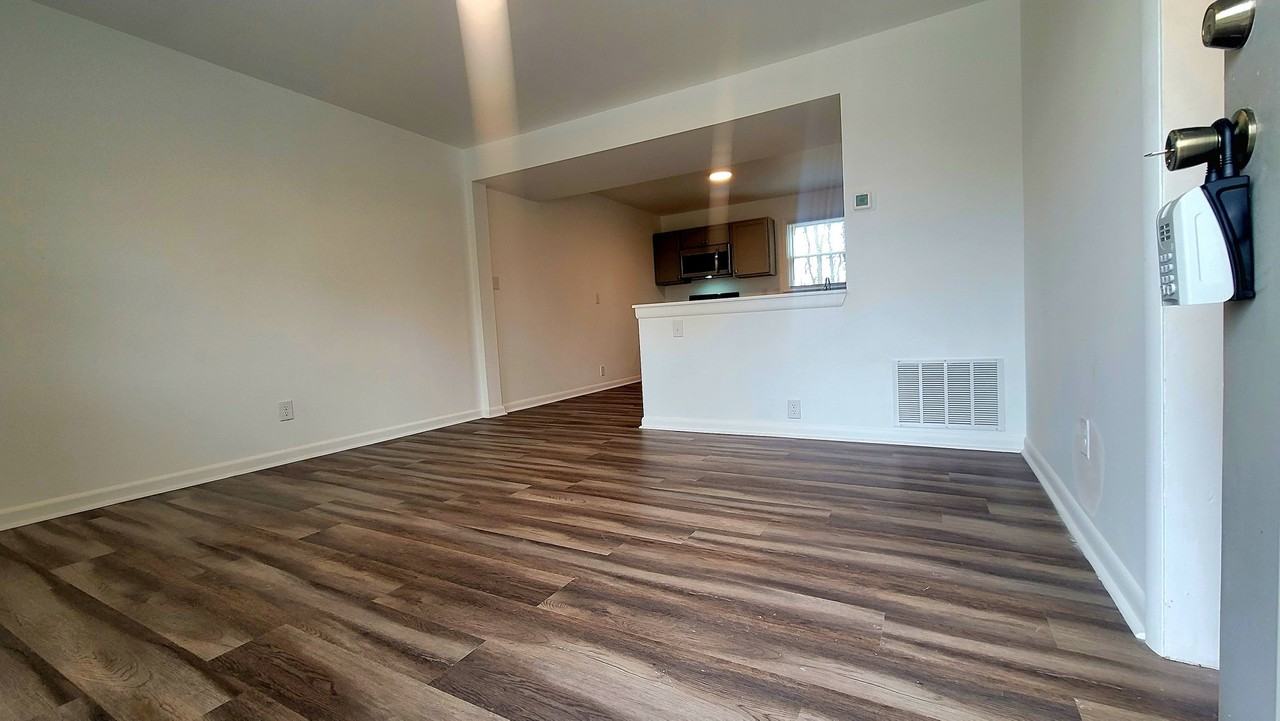 1516 W Clara Dr #8 - Photo 4 of 17