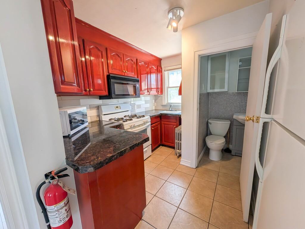 50 Welland Ave - Photo 4 of 17