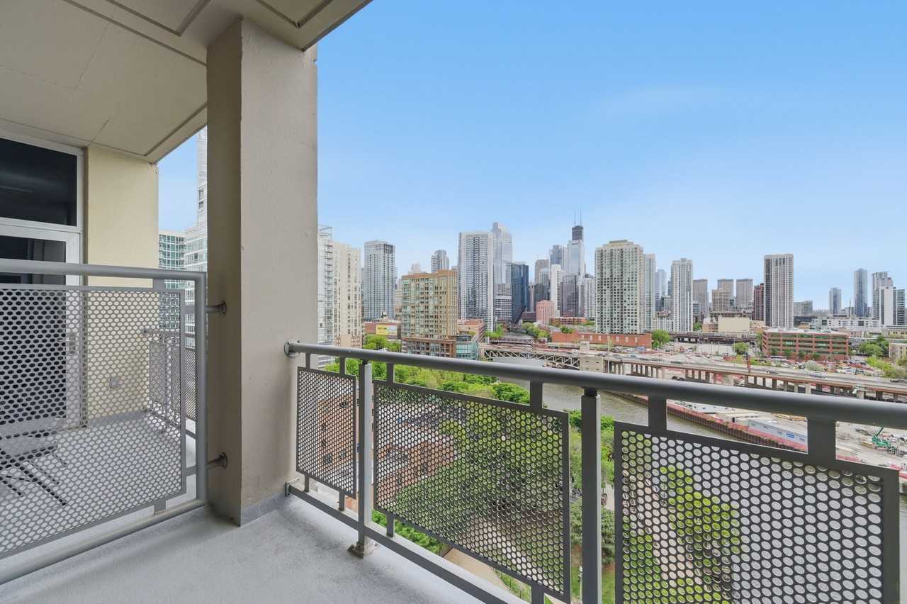 700 N Larrabee St #1013 - Photo 2 of 11