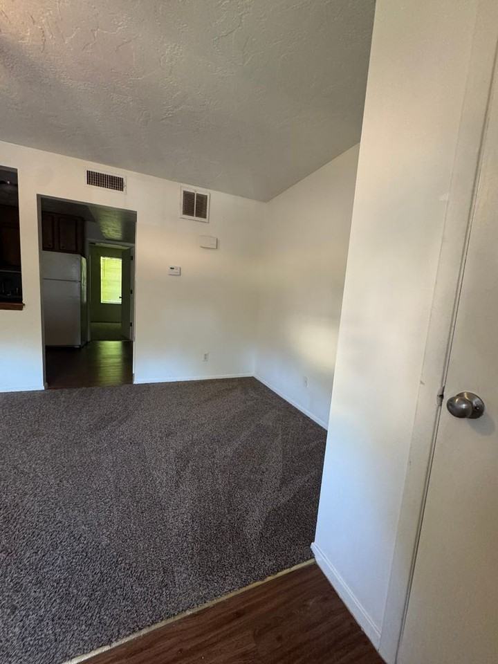 Green Oaks Apartments - Photo 3 of 6