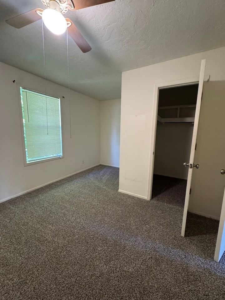 Green Oaks Apartments - Photo 4 of 6