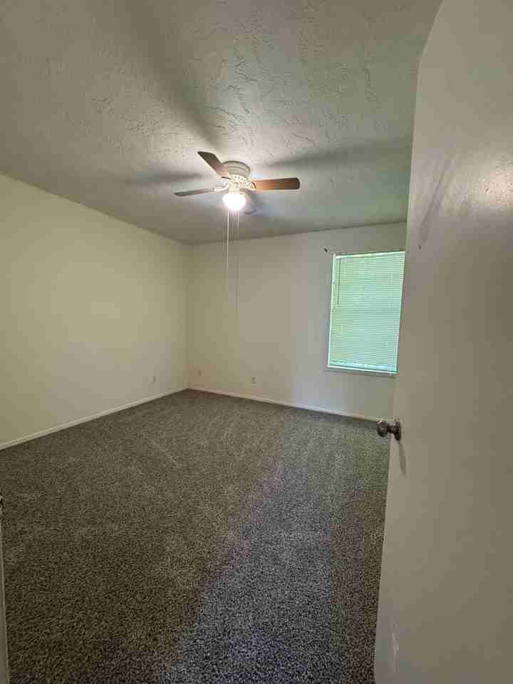 Green Oaks Apartments - Photo 5 of 6