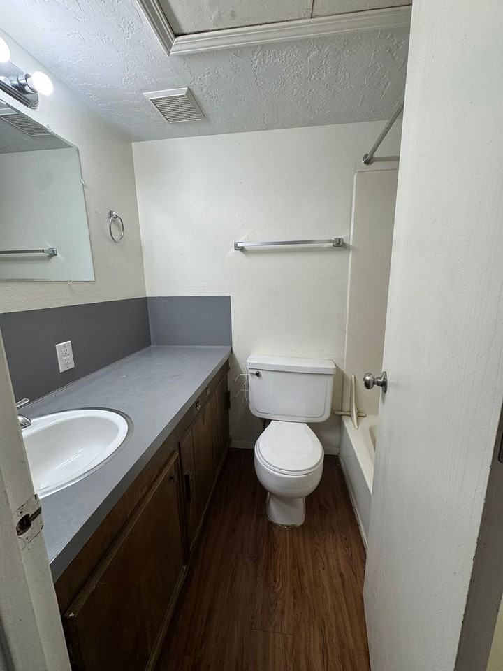 Green Oaks Apartments - Photo 6 of 6