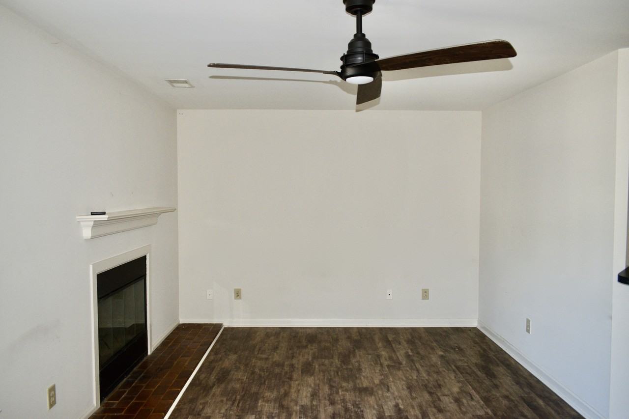 313 Bainbridge Dr #C - Photo 4 of 29