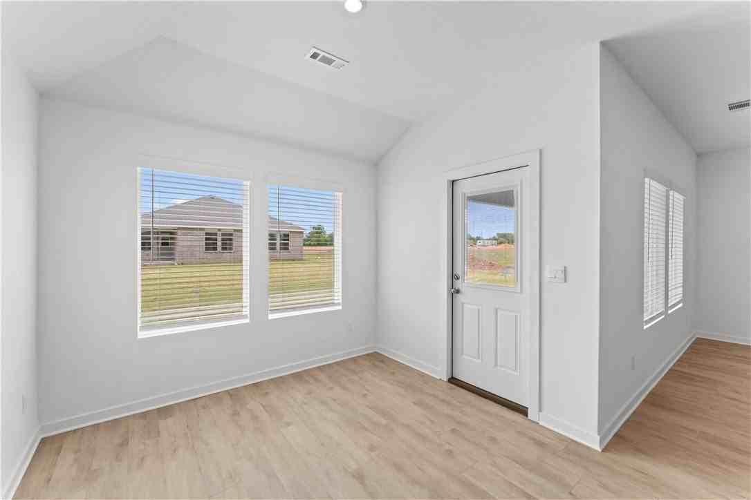 3030 Laredo Ln - Photo 3 of 33