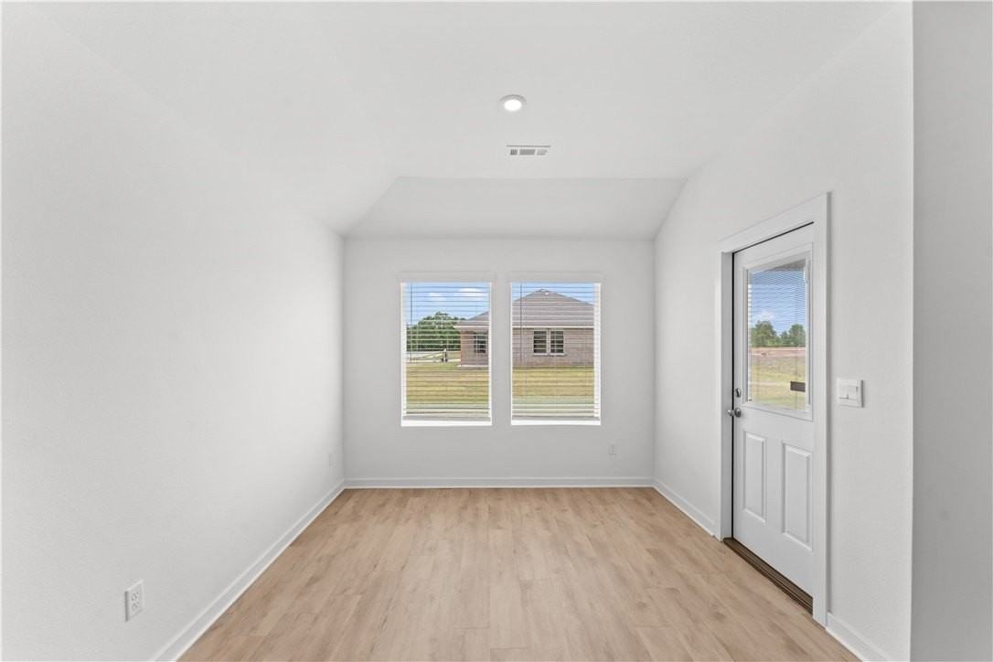 3030 Laredo Ln - Photo 4 of 33