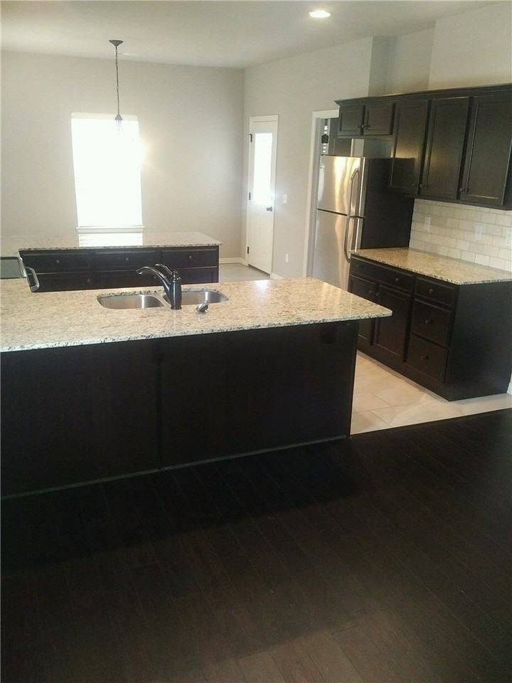1538 N Leverett Ave - Photo 3 of 12