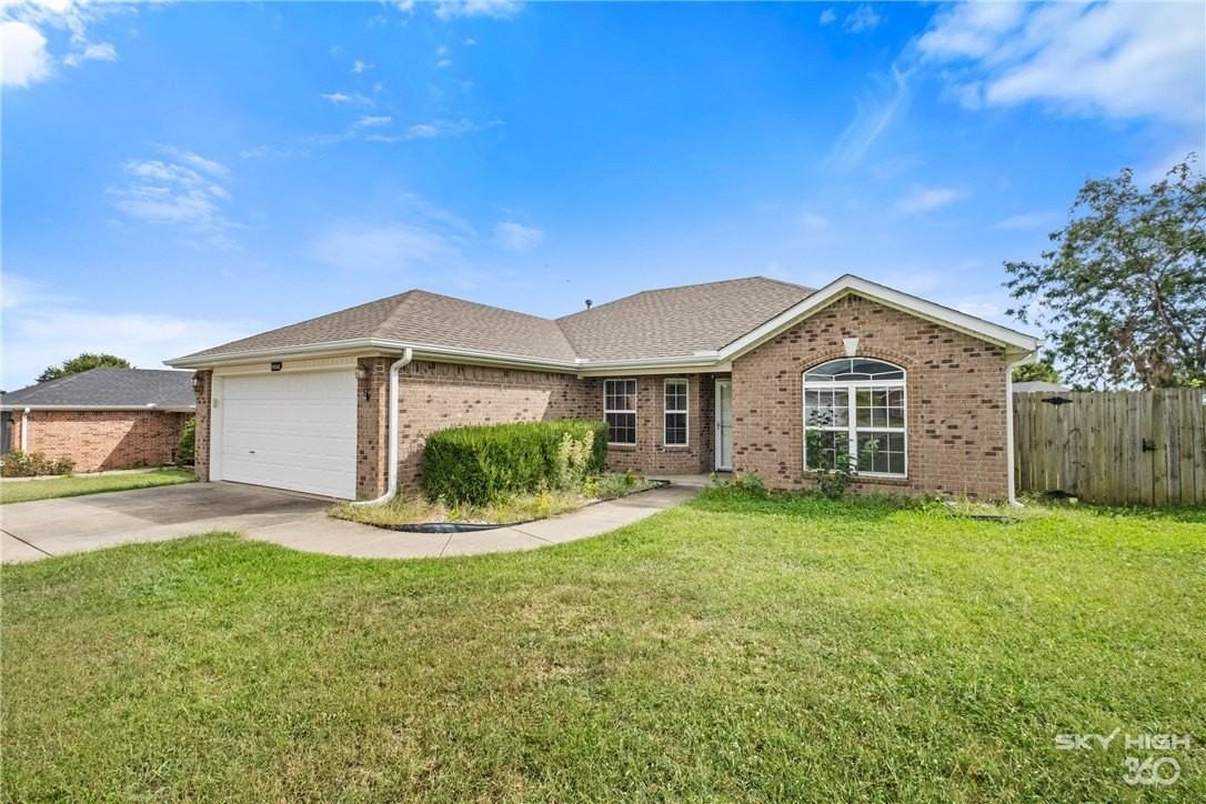 1002 Applewood Cir - Photo 2 of 25
