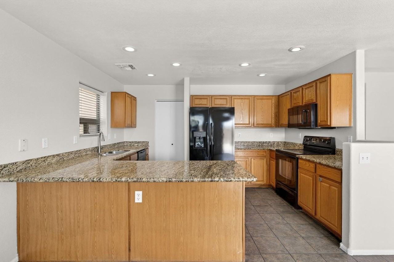 41628 W Hillman Dr - Photo 7 of 50