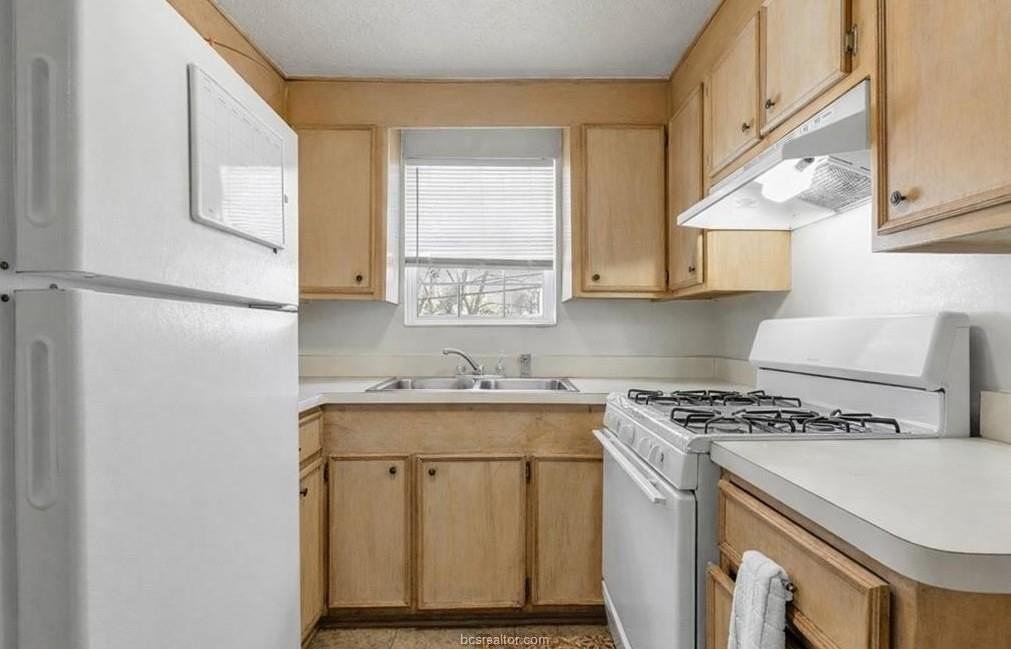 1012 Columbus Ave - Photo 3 of 8