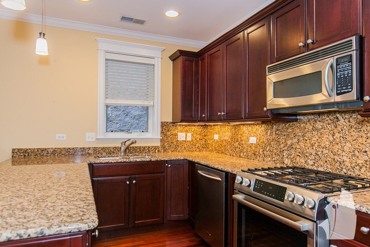 3841 N Southport Ave #4 - Photo 3 of 18