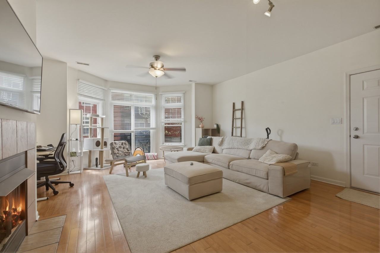 808 W University Ln #2B - Photo 3 of 17