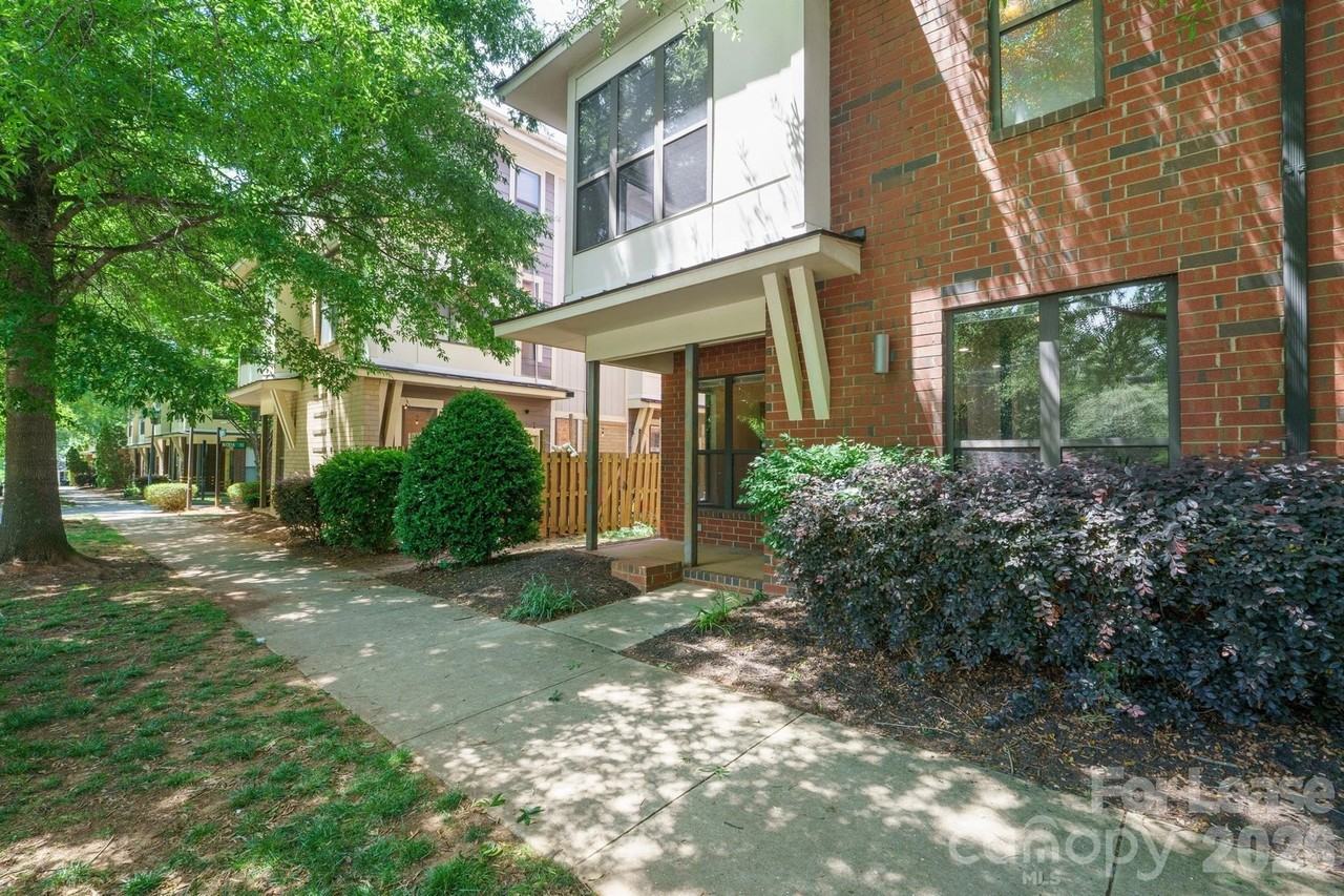 3435 Spencer St - Photo 2 of 32