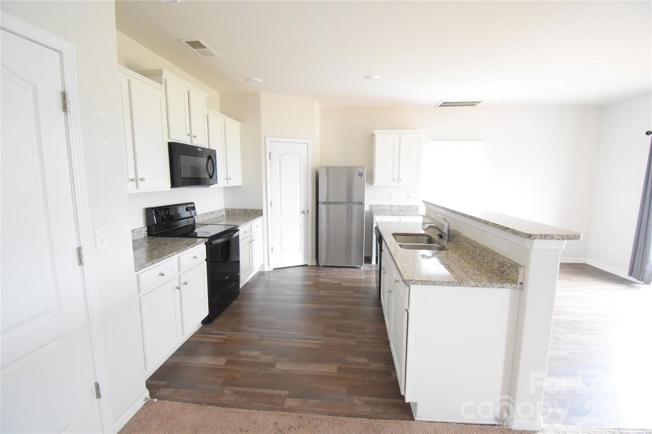 9709 Weikert Rd - Photo 7 of 28