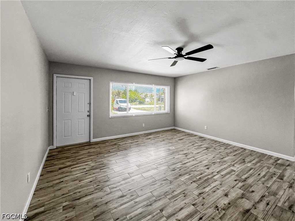 18660 Miami Blvd - Photo 5 of 33