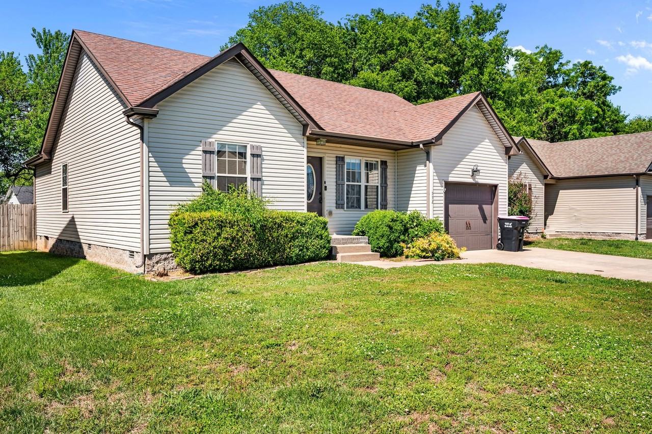 552 Falkland Cir - Photo 2 of 27