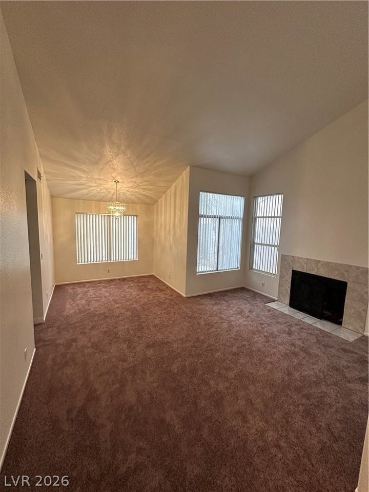 213 Surrey St - Photo 5 of 31