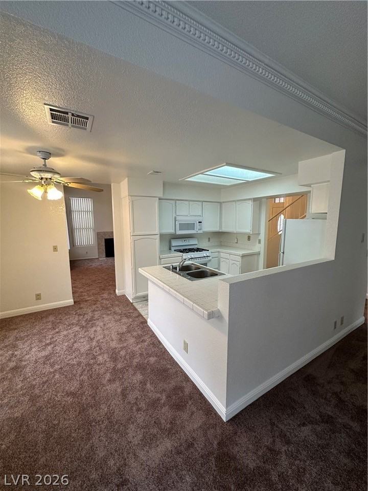 213 Surrey St - Photo 7 of 31