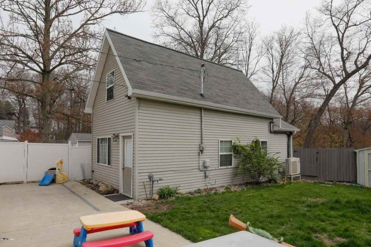 935 Woodland Bch - Photo 2 of 15