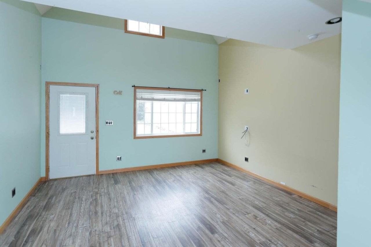 935 Woodland Bch - Photo 3 of 15