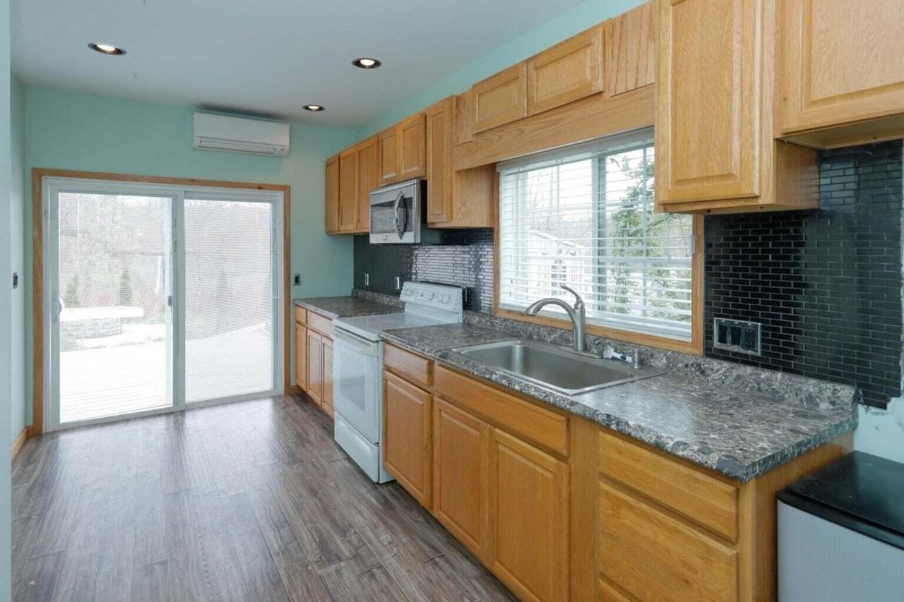 935 Woodland Bch - Photo 4 of 15