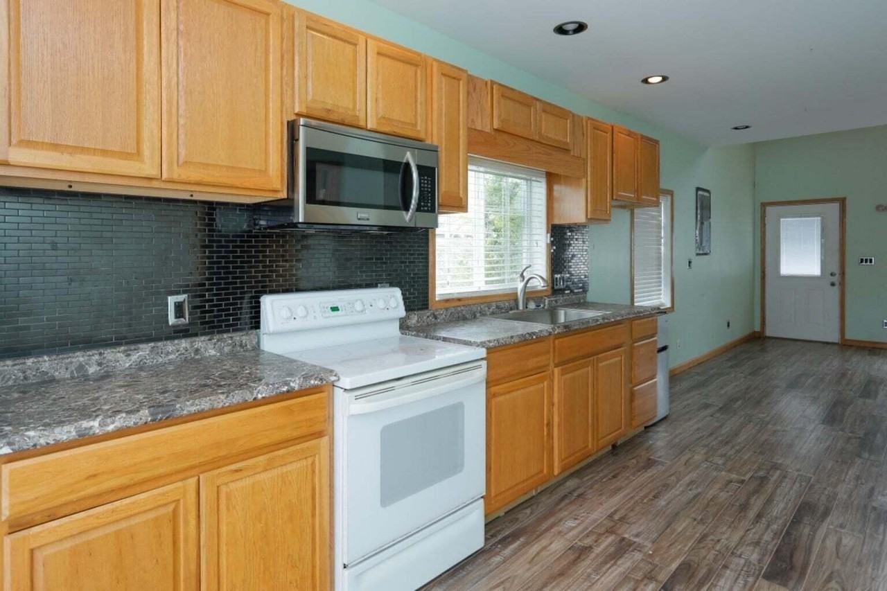 935 Woodland Bch - Photo 5 of 15