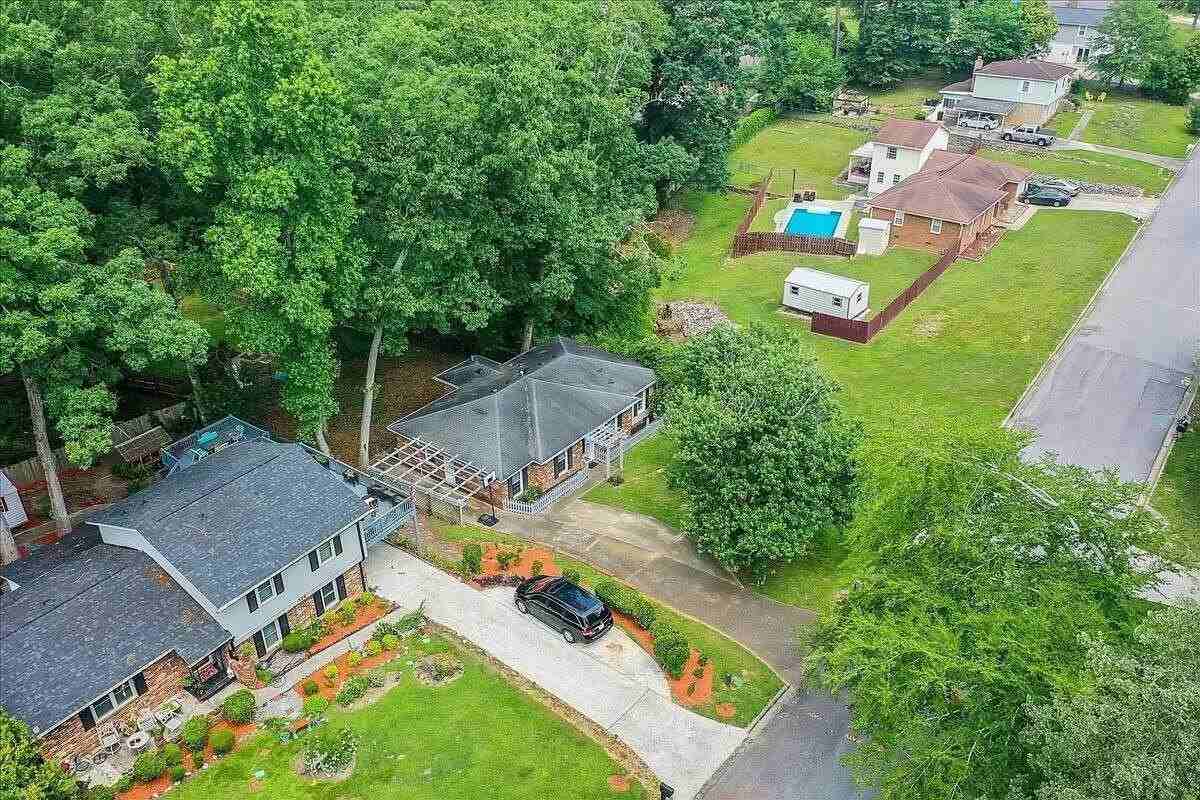 327 Oak Lake Dr - Photo 2 of 10