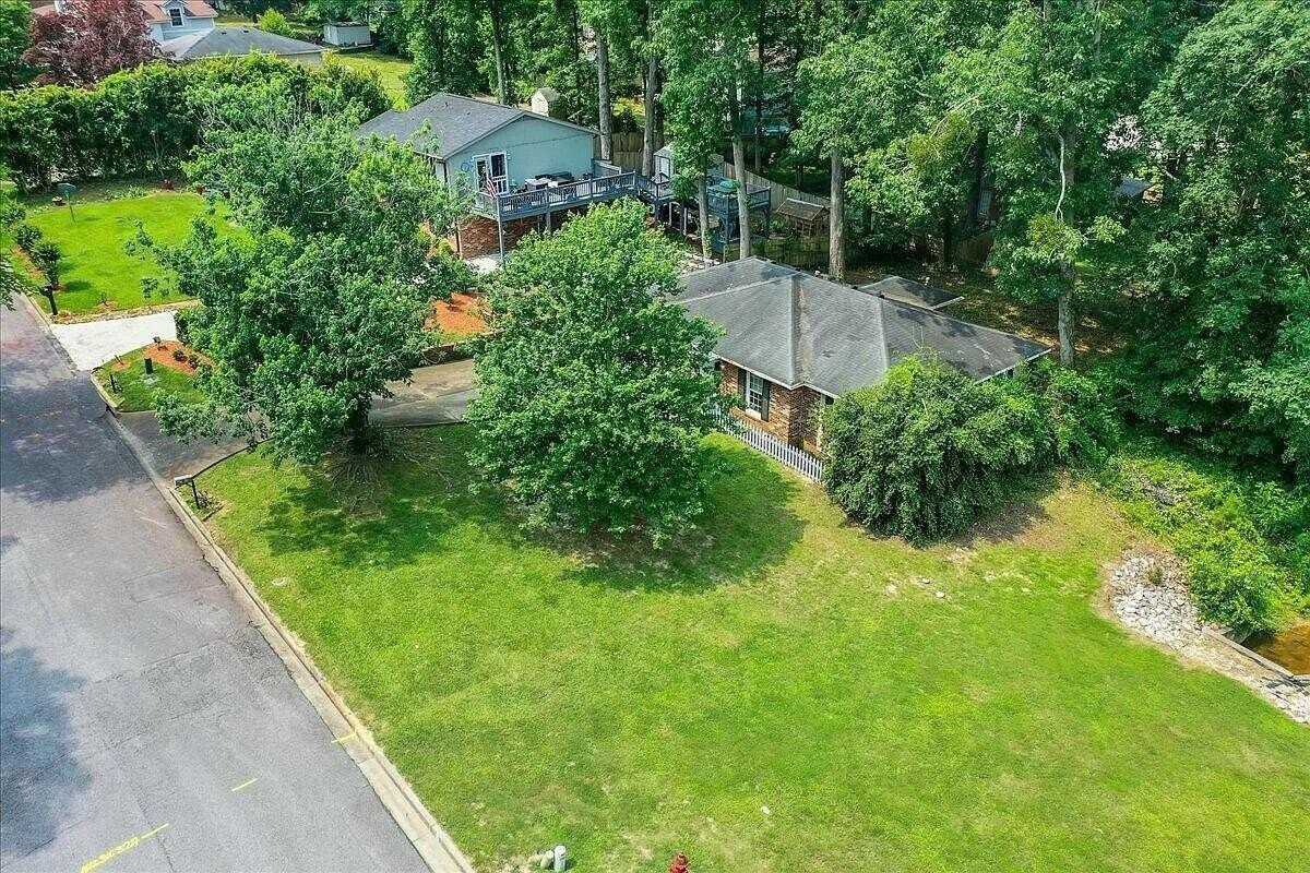 327 Oak Lake Dr - Photo 3 of 10
