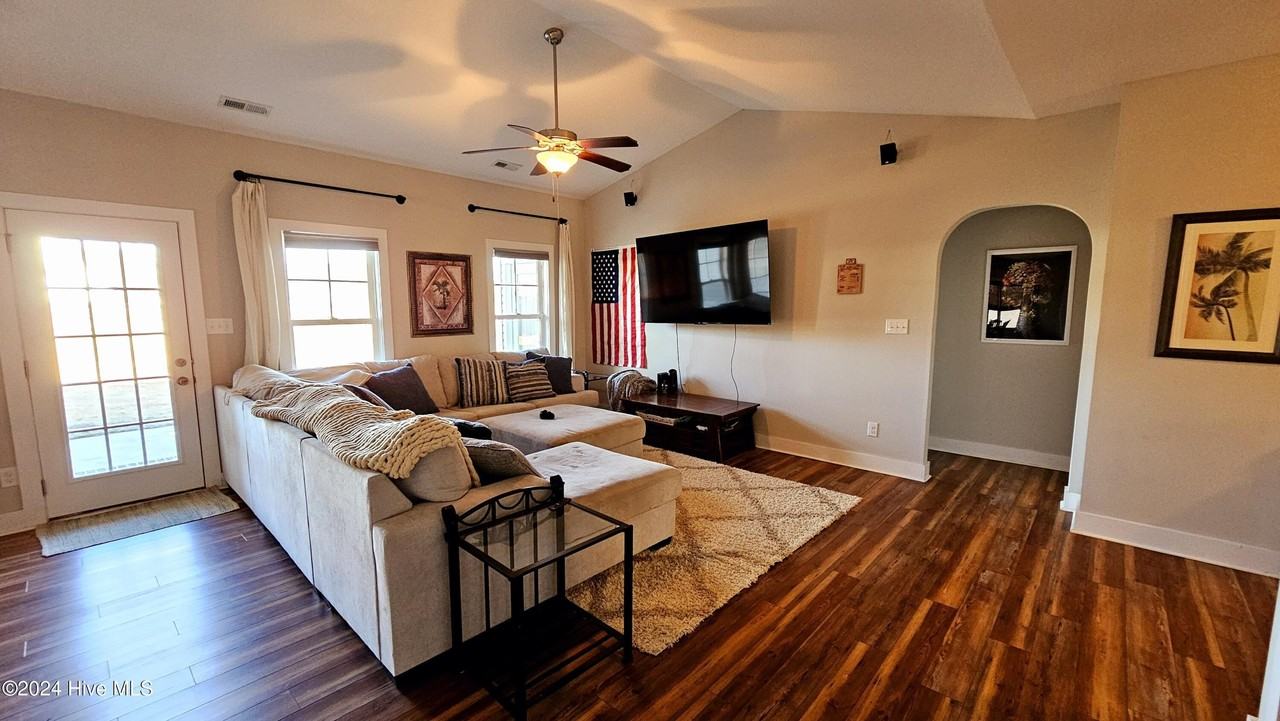 307 Garland Shores Dr - Photo 3 of 17