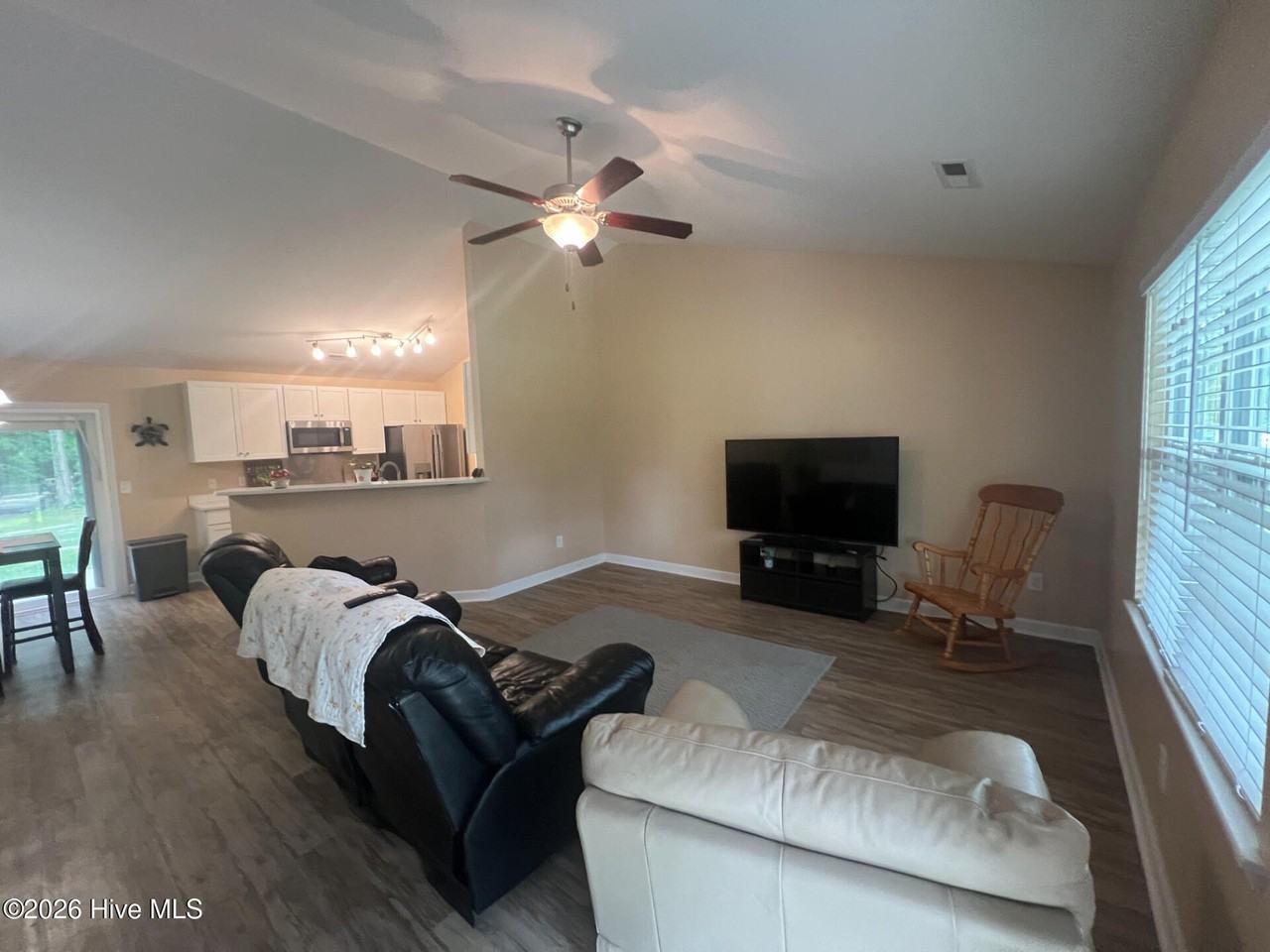 864 Old Folkstone Rd - Photo 5 of 29