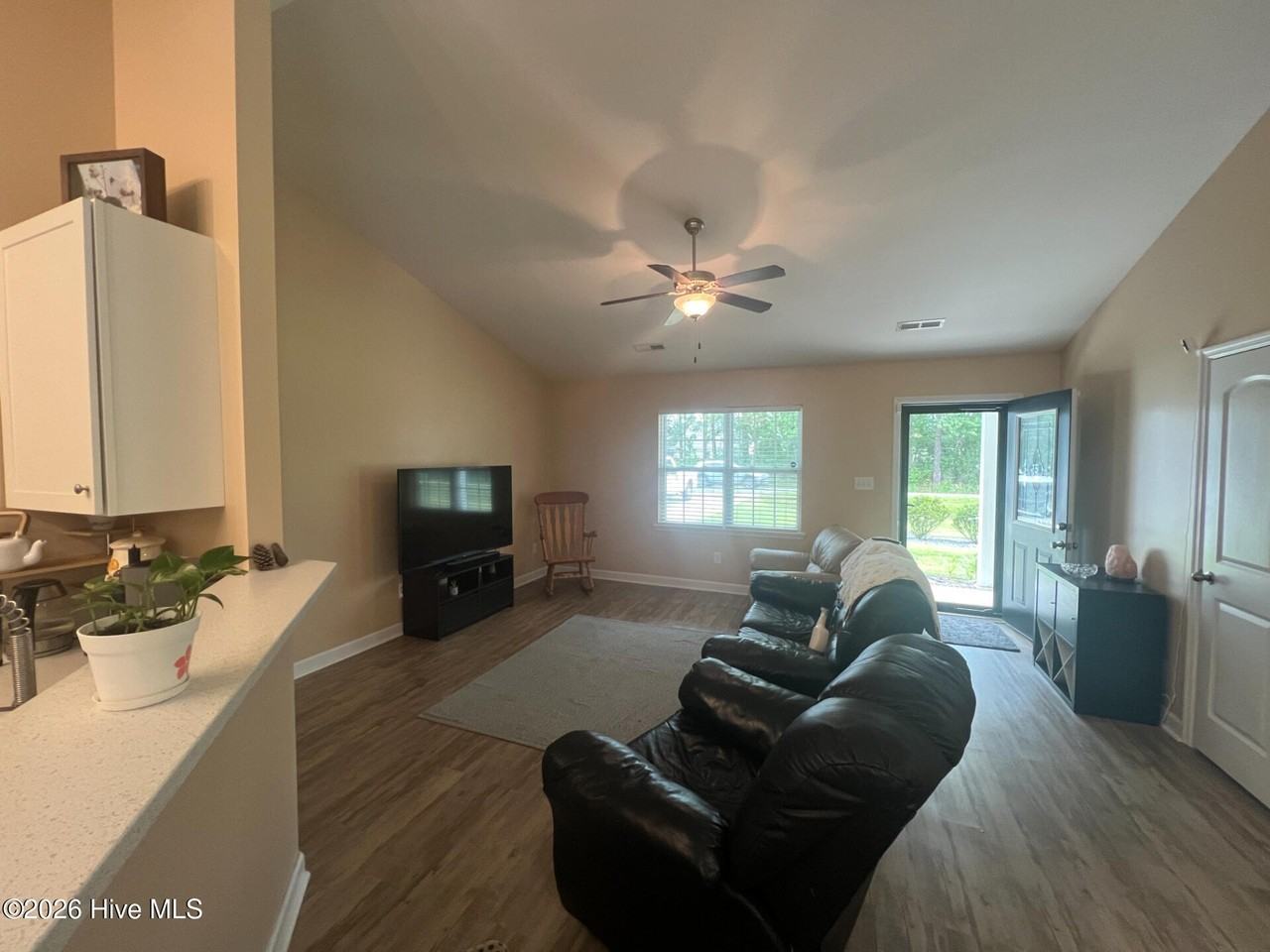864 Old Folkstone Rd - Photo 7 of 29