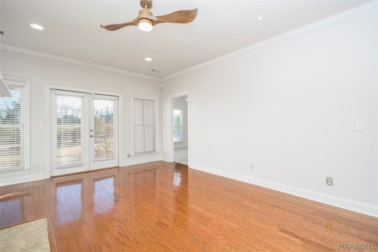 5540 Ash Grove Cir - Photo 4 of 31