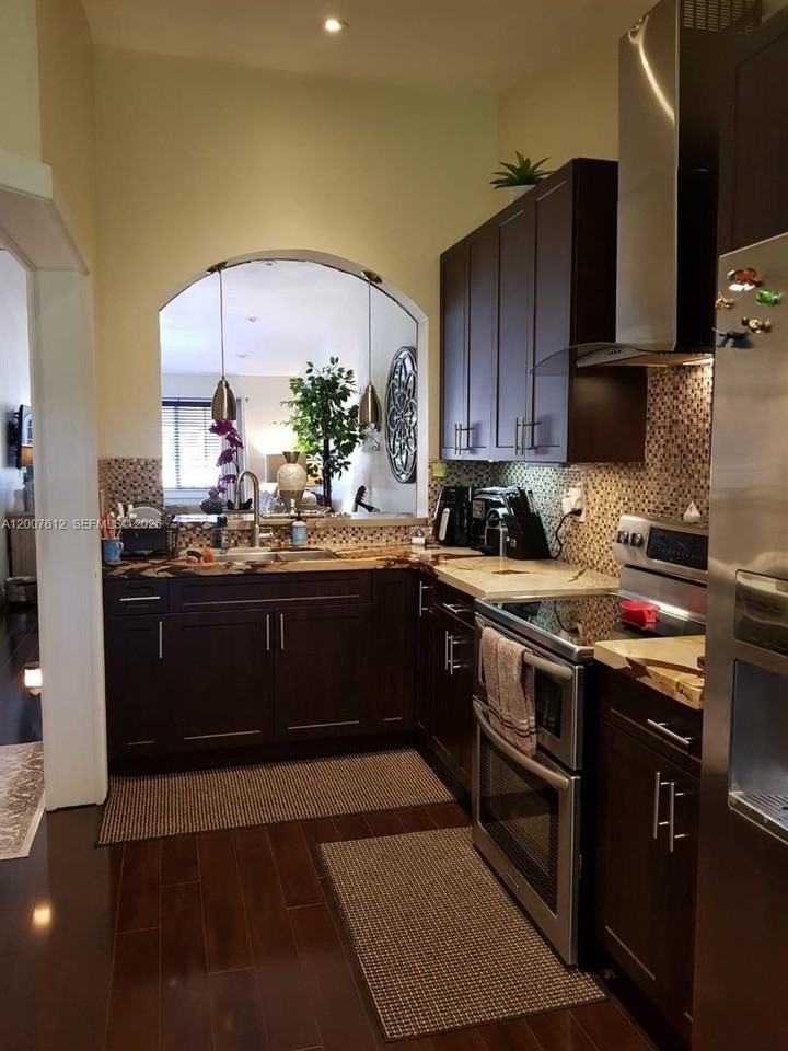 930 Ne 33rd Ter #202 - Photo 3 of 7