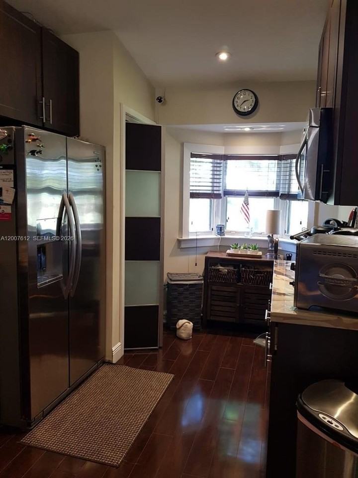 930 Ne 33rd Ter #202 - Photo 4 of 7