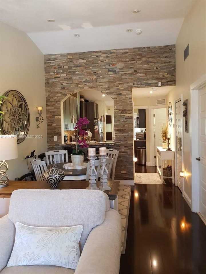 930 Ne 33rd Ter #202 - Photo 6 of 7