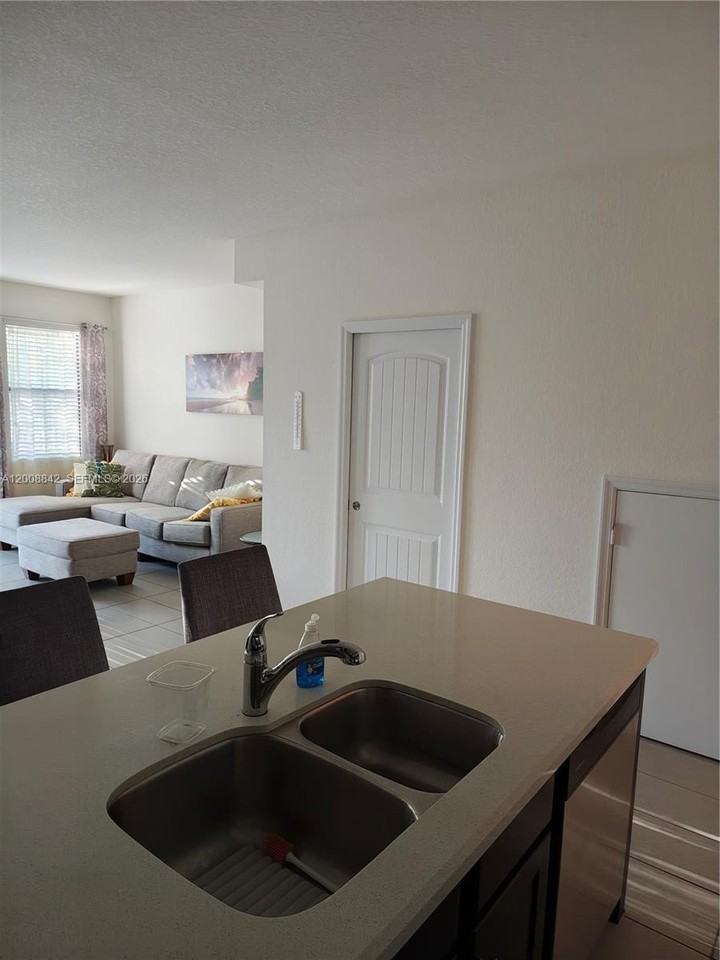 3329 Nw 11th Ave #3329 - Photo 7 of 50