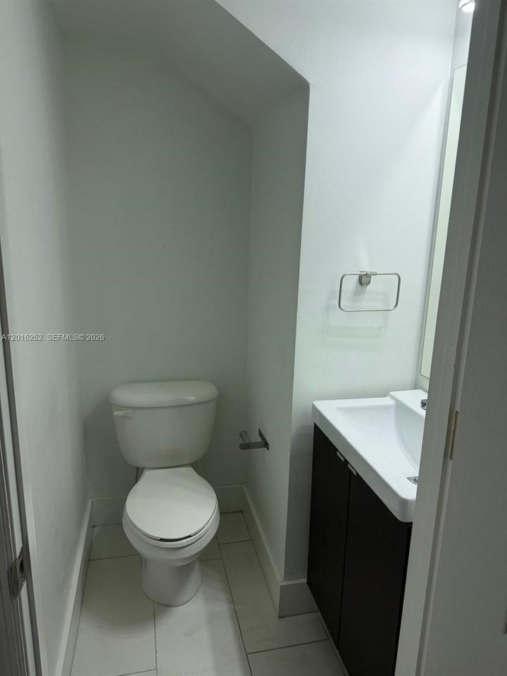 450 Sw 3rd St #8 - Photo 5 of 14