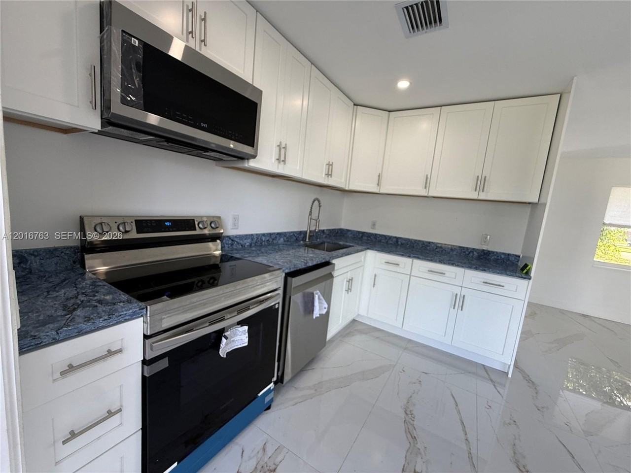 1606 Nw 12th Ave - Photo 6 of 50