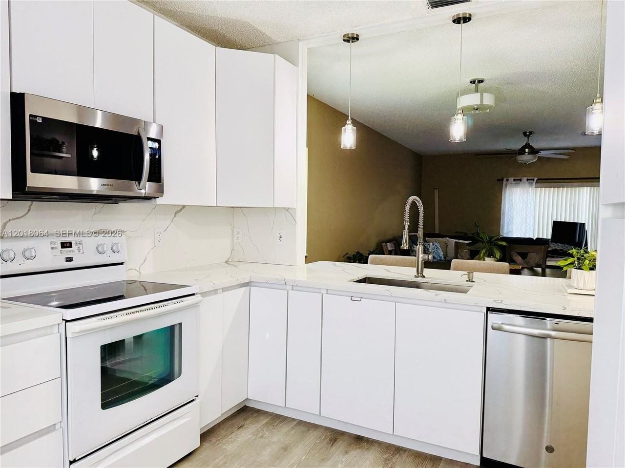 16213 Emerald Cove Rd - Photo 2 of 27