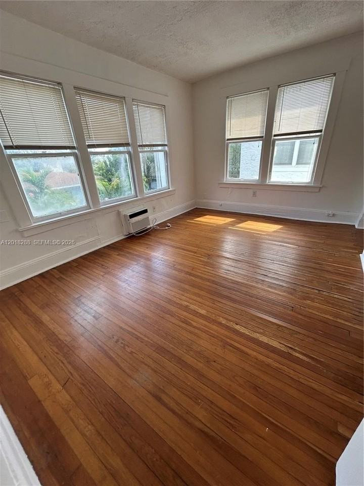 529 Ne 66th St #7 - Photo 2 of 5
