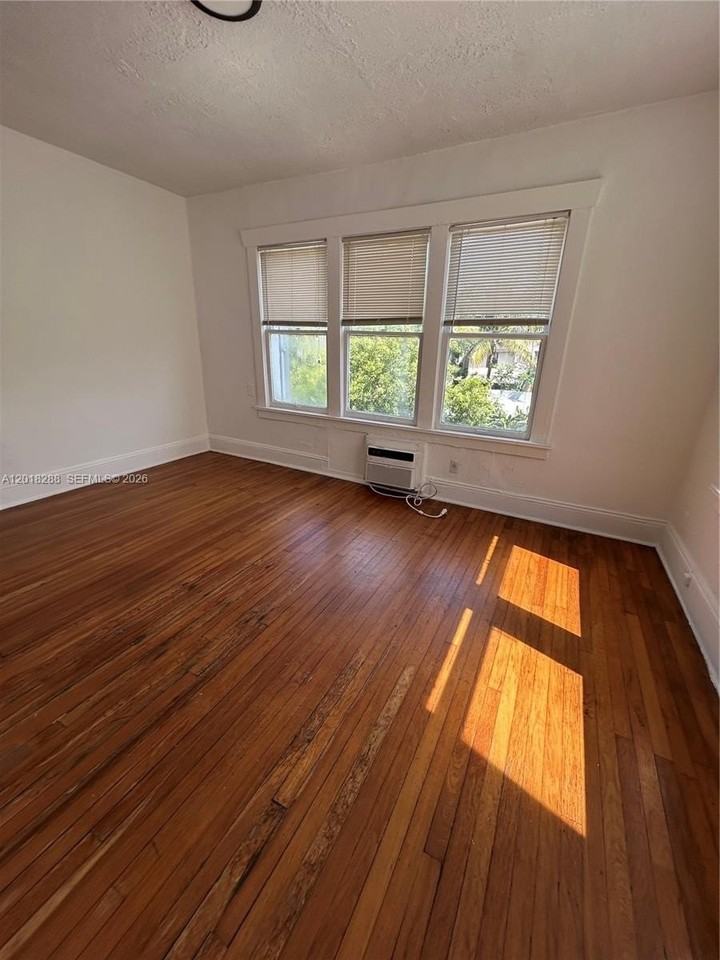 529 Ne 66th St #7 - Photo 3 of 5
