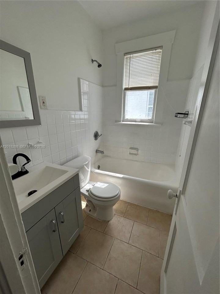 529 Ne 66th St #7 - Photo 5 of 5