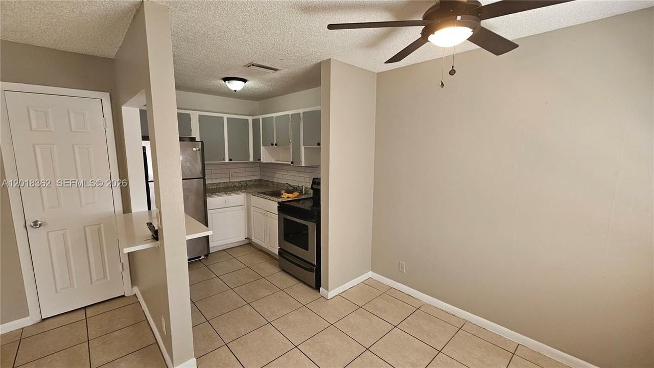 860 Sw 6th Ct #3 - Photo 4 of 12