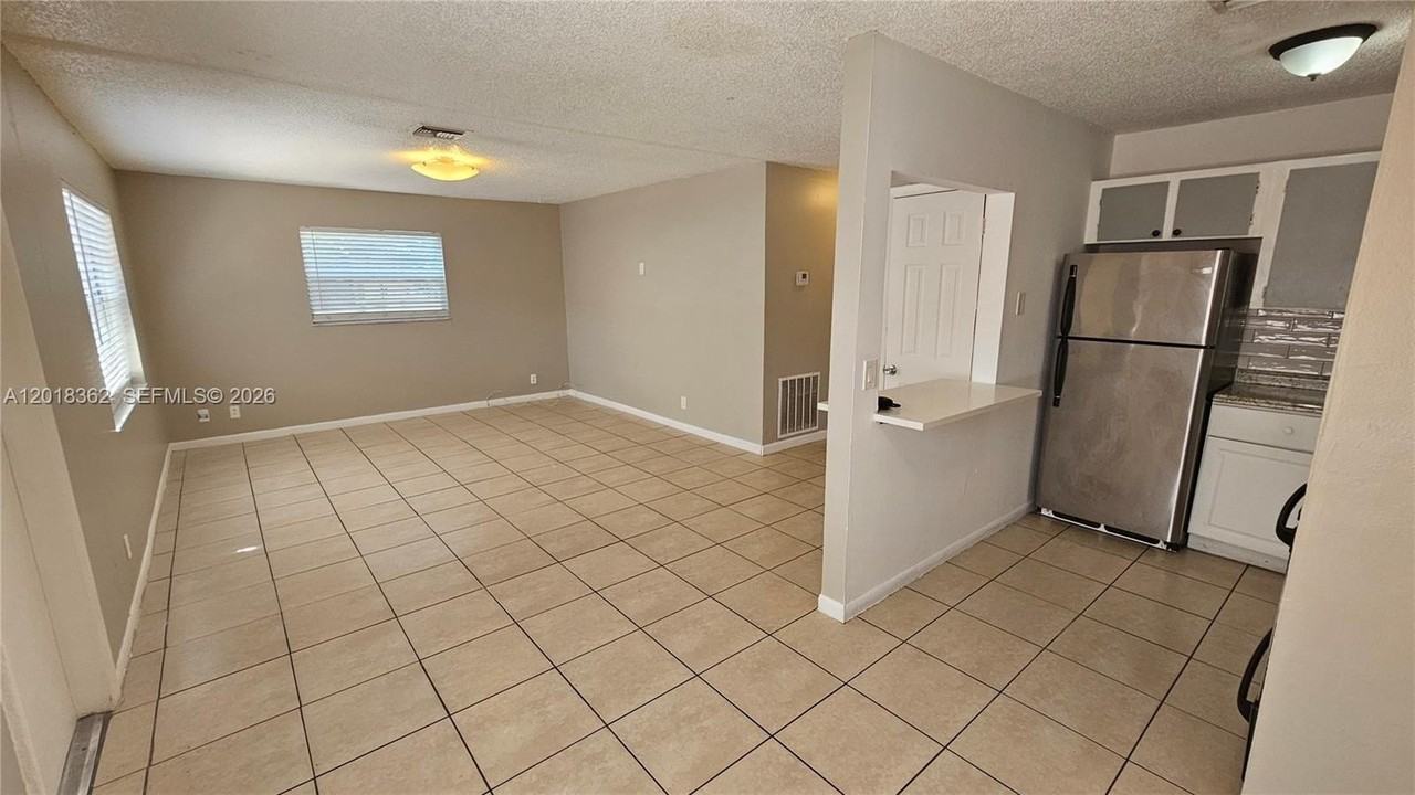 860 Sw 6th Ct #3 - Photo 5 of 12