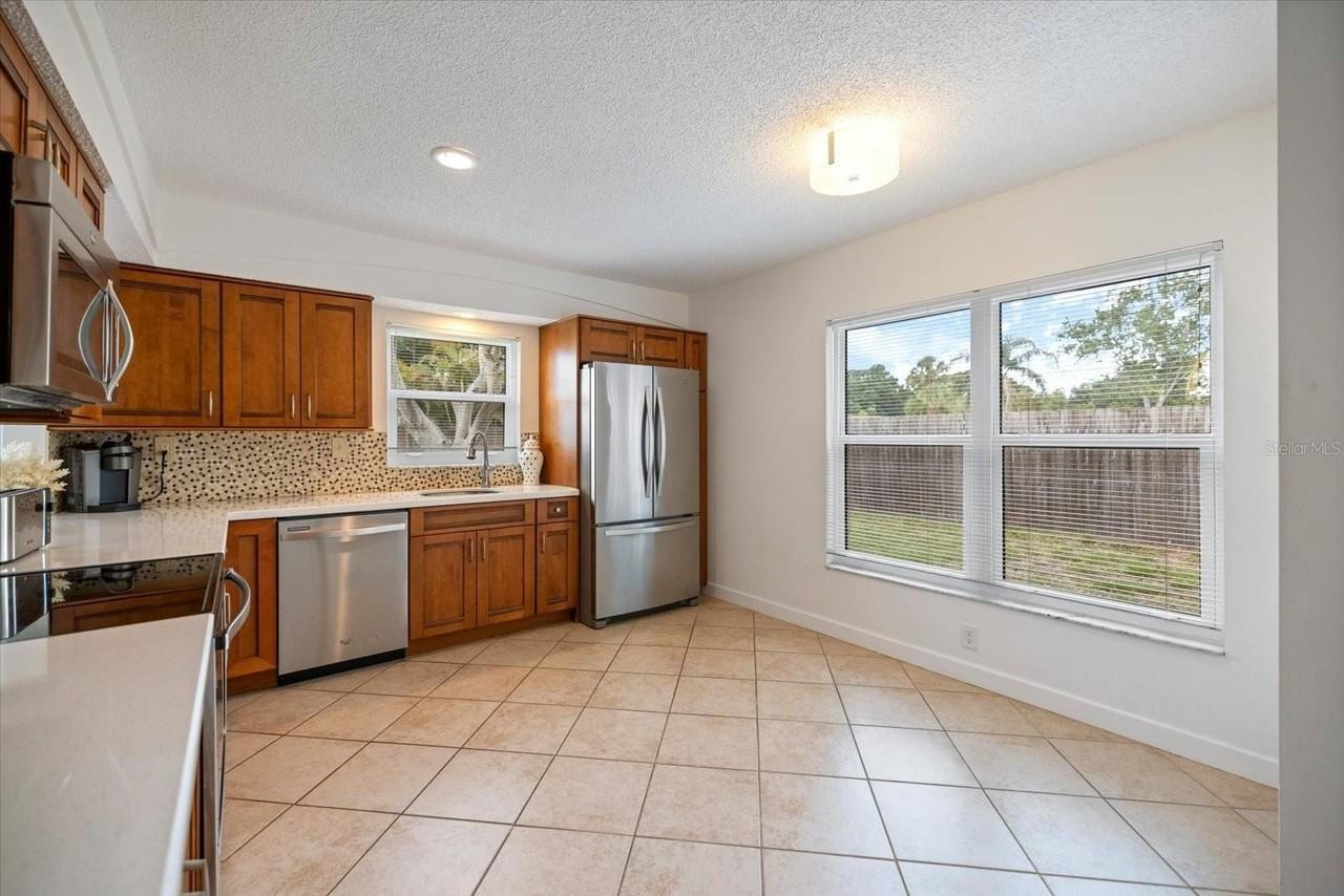 818 Plum Tree Ln - Photo 6 of 42