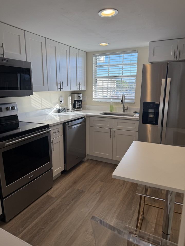 1900 Alamanda Dr #202 - Photo 3 of 27