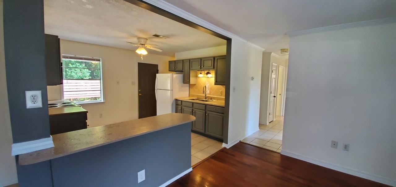 212 Barbara Cir - Photo 4 of 15